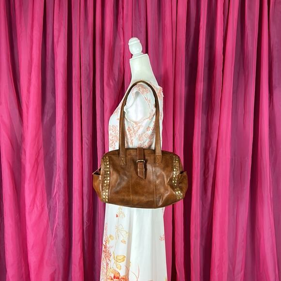 Overland Leather shoulder bag Large Doctor bag in caramel with gold studs
